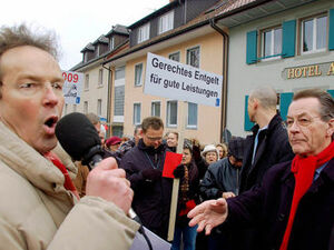 SPD-Vorsitzender reicht dem protestierenden Ärztesprecher Olaf Boettcher die Hand. | Foto: Katja Mielcarek