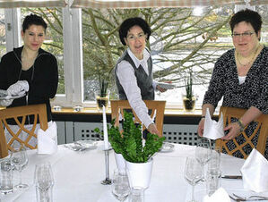 Decken den Tisch: Judith Benz, Birgit Krause und Petra Baumann-Draganski